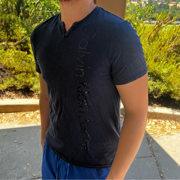 CALVIN KLEIN JEANS MEN V NECK T SHIRT NAVY BLUE CASUAL PARTY NIGHT OUT SIGNATURE - Picture 10 of 16